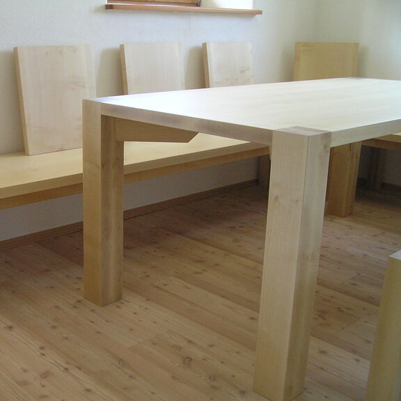 Modern interpretierte Eckbank aus Ahorn, mit einzellnen Rückenlehnen. Der Tisch als auch die Bänke sind in sehr klaren geraden Linien gehalten.