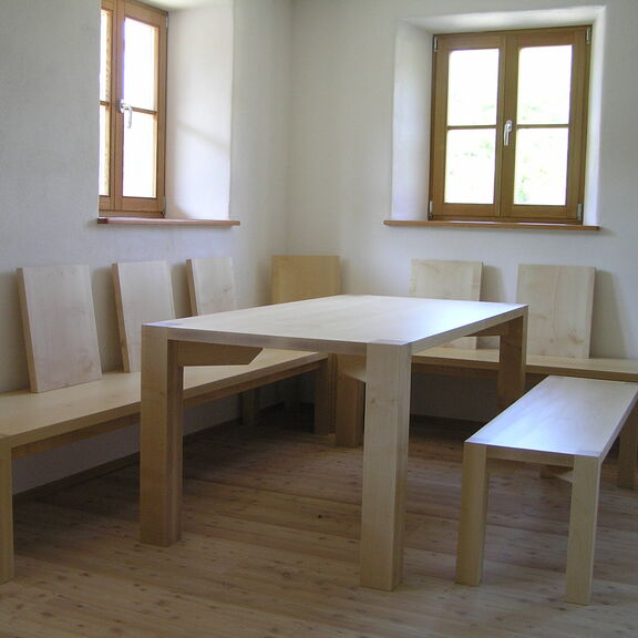 Modern interpretierte Eckbank aus Ahorn, mit einzellnen Rückenlehnen. Der Tisch als auch die Bänke sind in sehr klaren geraden Linien gehalten.